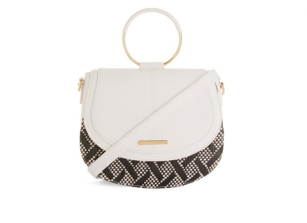 BOLSO DE MANO BLANCO CON ASA DE METAL