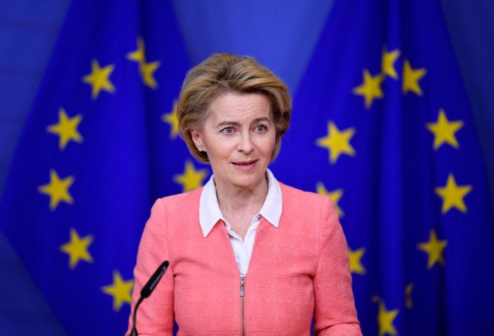 Von der Leyen pide a los 27 empezar a vacunar el 