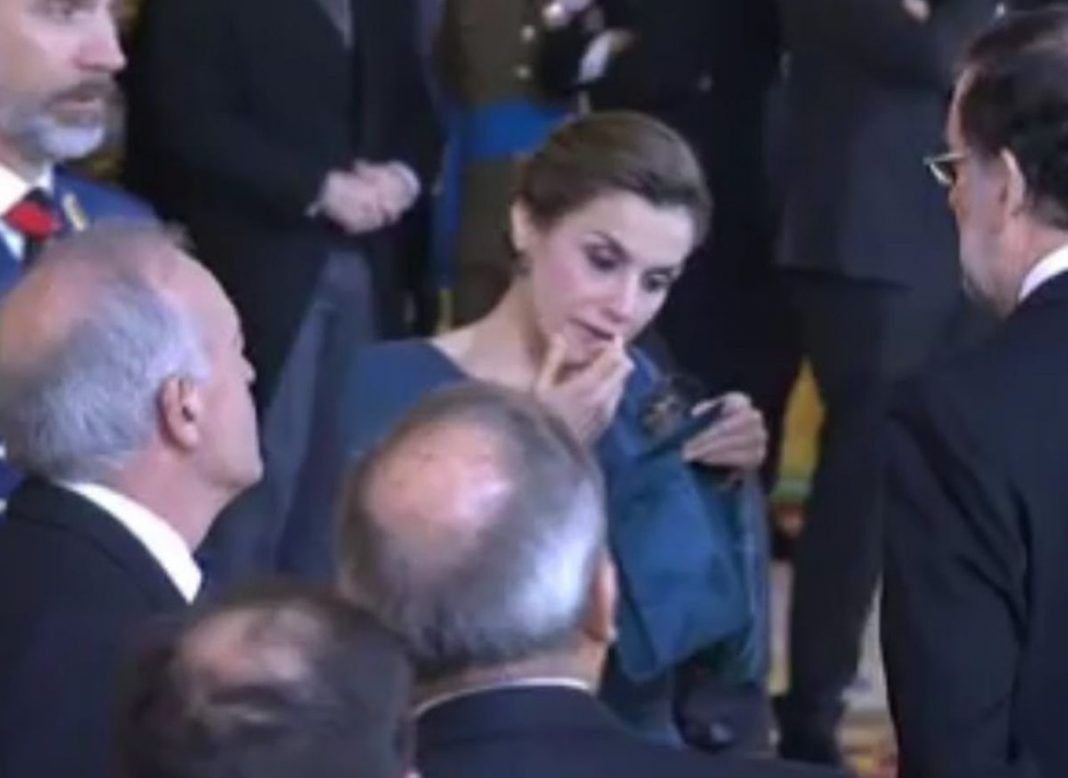 LETIZIA SE RETOCA EL MAQUILLAJE EN MEDIO DE UNA RECEPCIÓN