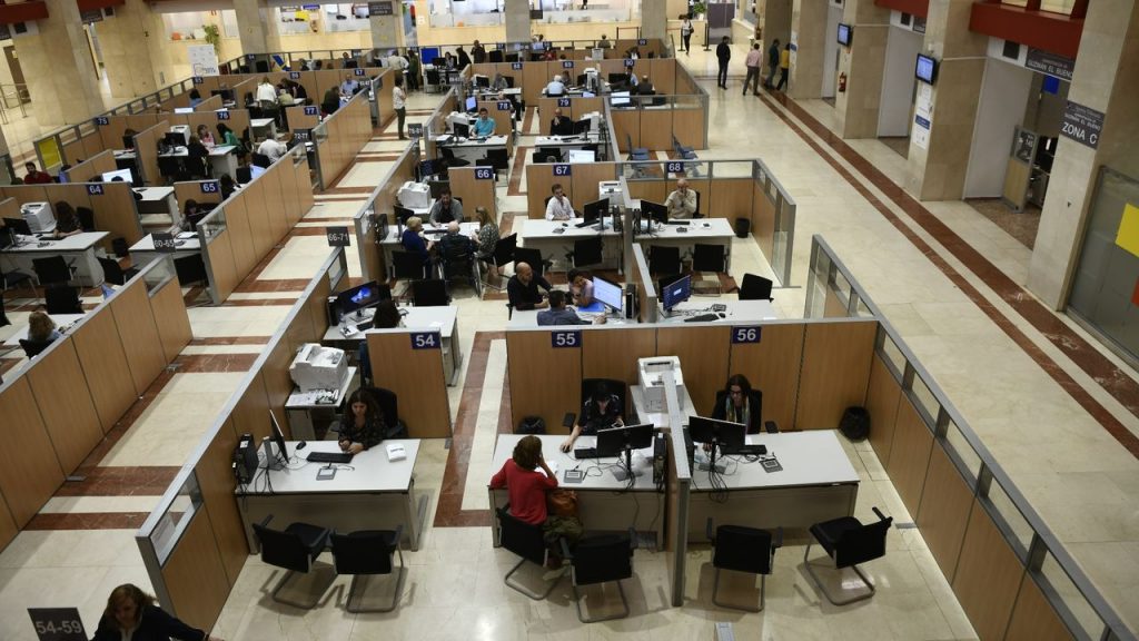 El Gobierno cree que si las pymes trabajan como los funcionarios serían más productivas 1 Moncloa funcionarios