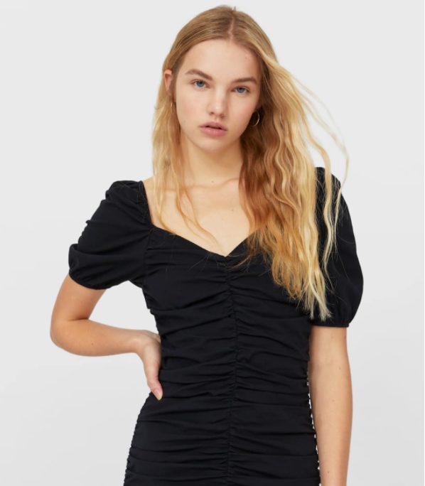 vestido corto fruncido