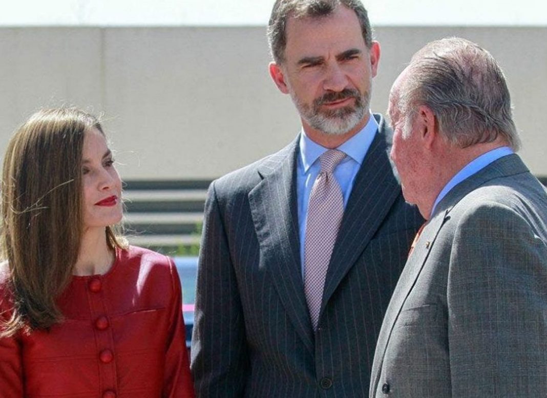 Las veces que Letizia y Felipe VI humillaron a Juan Carlos I