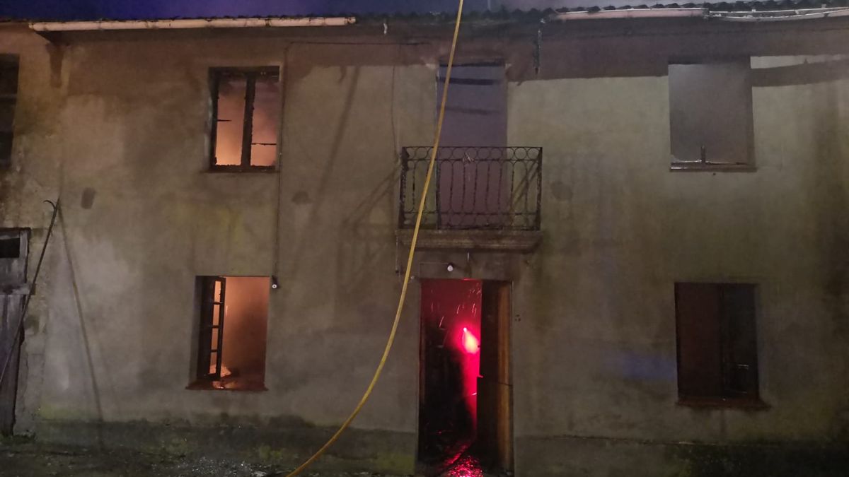 Un incendio derriba por completo una casa en Bergondo (A Coruña)