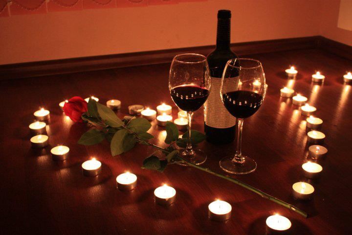 A coste 0: planes 'calientes' para sorprender a tu pareja el día de Reyes 1 Moncloa cena velas reyes