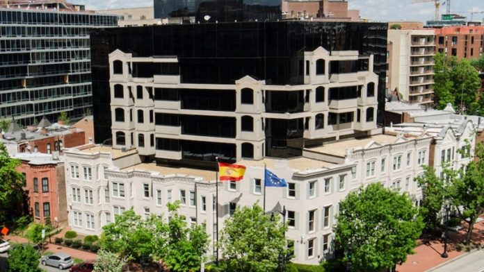 La Embajada española en Washington recomienda cautela hasta después de la toma de posesión de Biden