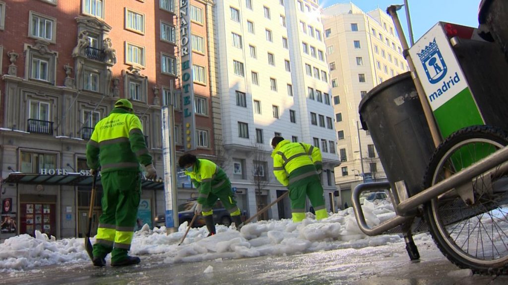 servicios de limpieza retiran la nieve acumulada en la gran via de madrid Moncloa