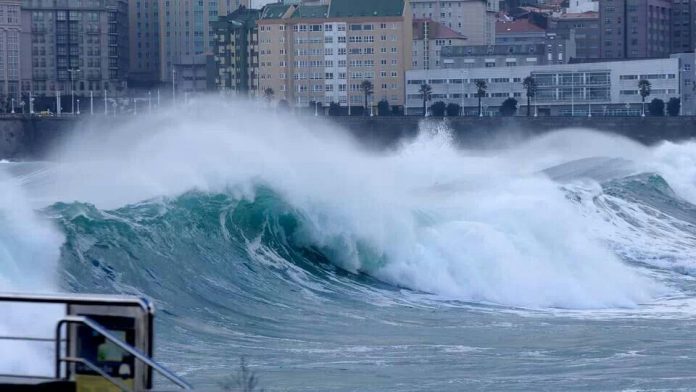 Cuatro provincias de Galicia y Andalucía en riesgo por oleaje y mala mar