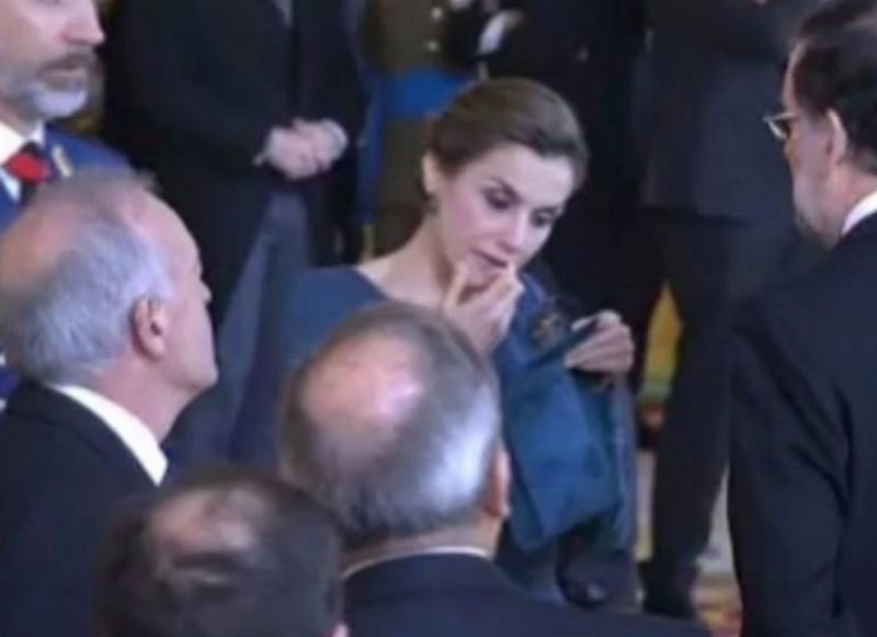 EL POLÉMICO RETOQUE PÚBLICO DE LA REINA LETIZIA