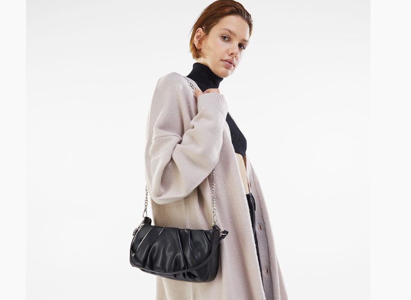 BOLSO CADENA PLIEGUES DE BERSHKA