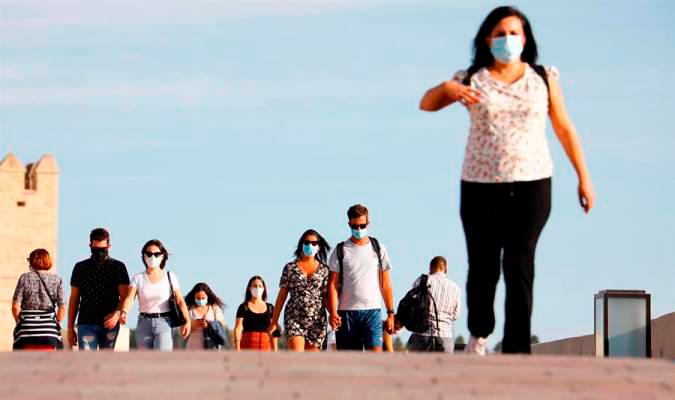 CAMINAR CON MASCARILLA