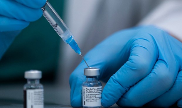 Pfizer y BioNTech inician un estudio para evaluar una tercera dosis de refuerzo contra las nuevas variantes