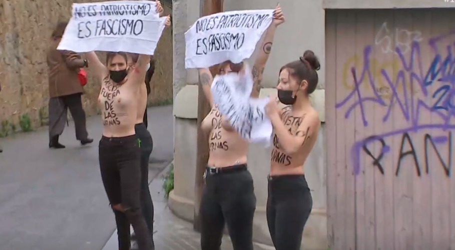 Los Mossos desalojan a un grupo de Femen tras increpar a Ignacio Garriga (VOX) 1 Moncloa femen Moncloa