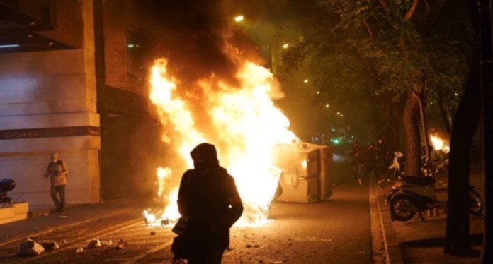 Contenedores ardiendo en Cataluña en protesta de la detención de Pablo Hasél
