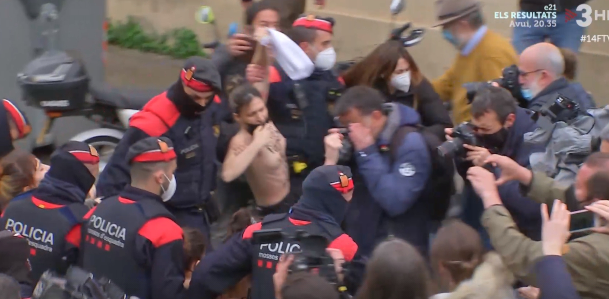 Momento en el que los Mossos se llevan a una activista de Femen