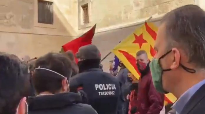 Javier Ortega Smith, rodeado de independentistas en Reus