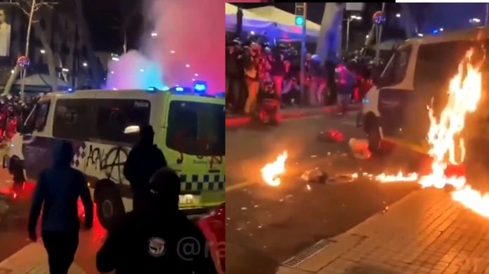 Momento en el que lanzan gasolina contra a un vehículo de la Urbana en Barcelona
