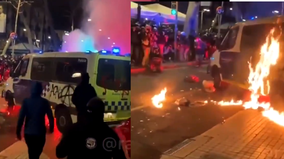 Momento en el que lanzan gasolina contra a un vehículo de la Urbana en Barcelona