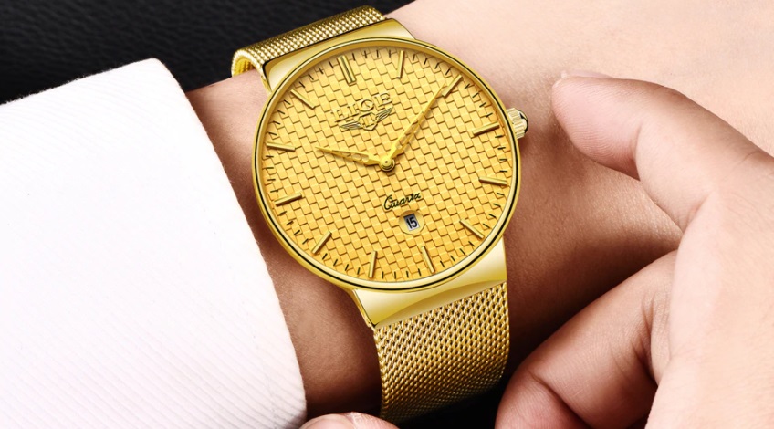 reloj dorado plano