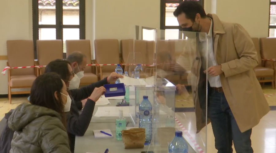 El presidente del Parlament, Roger Torrent, vota en su colegio