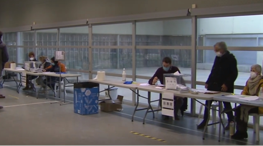 Un pabellón convertido en colegio electoral por la pandemia