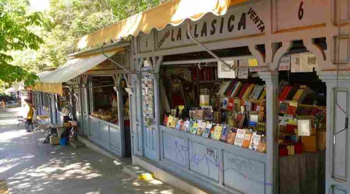 Madrid celebra en la Cuesta de Moyano el Día Mundial de la Poesía