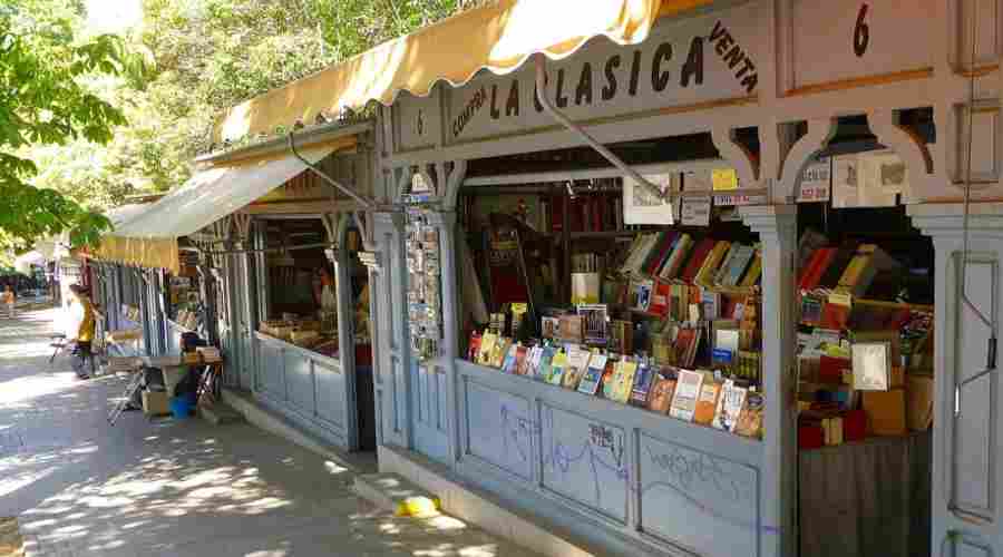 Madrid celebra en la Cuesta de Moyano el Día Mundial de la Poesía