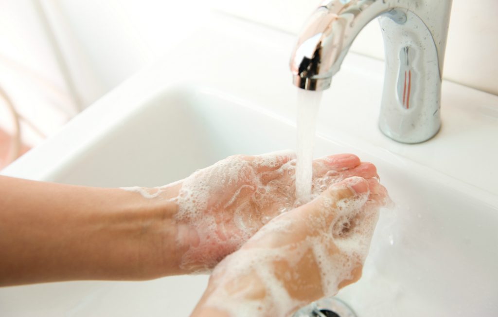Lavarnos las manos con frecuencia, ayudará evitar las alergias en época de primavera
