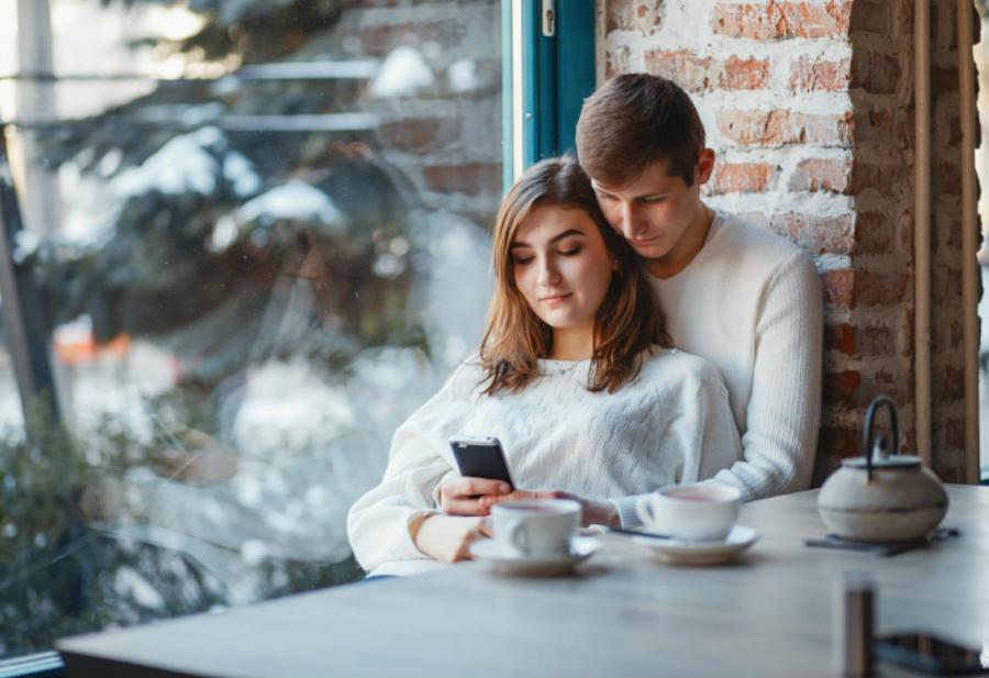 ¿Te sientes espiado? Así debes evitar el cibercontrol de tu pareja 3 Moncloa movil pareja