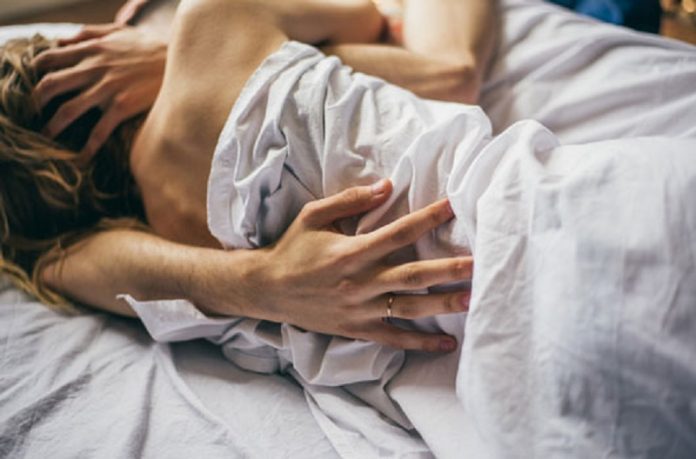 mujer cama