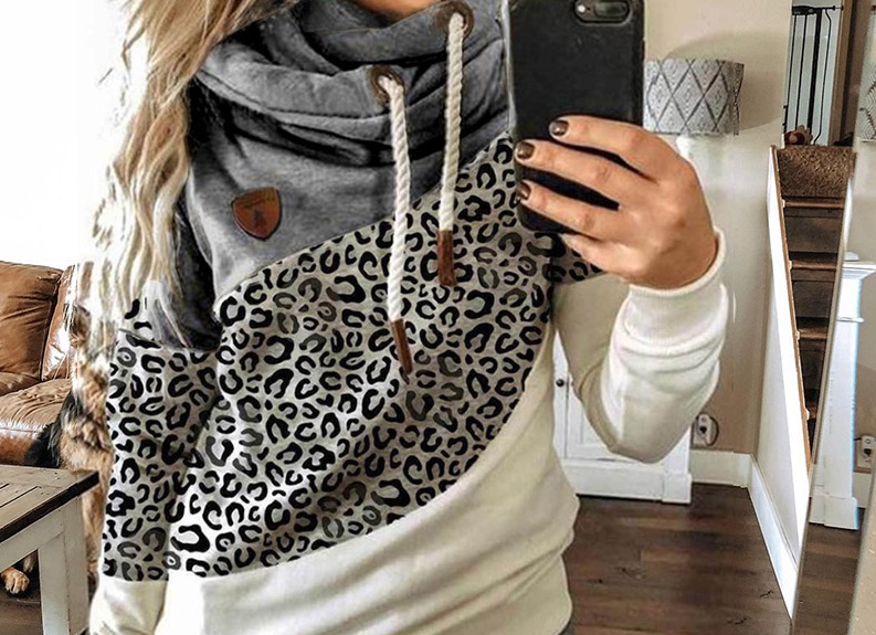 sudadera doble cuello y estampado leopardo