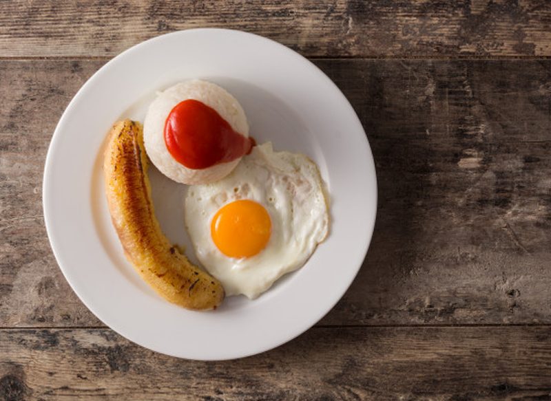 ARROZ A LA CUBANA, UN PLATO MUY TÍPICO EN CANARIAS