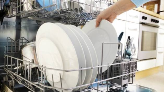 Colocar los platos y vasos correctamente en el lavavjillas