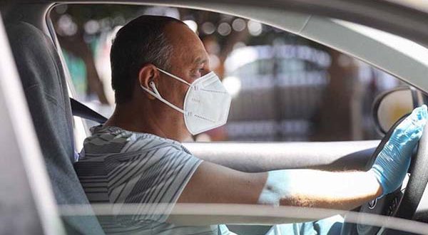 Cuándo y cómo llevar la mascarilla en el coche para que no te multe la DGT