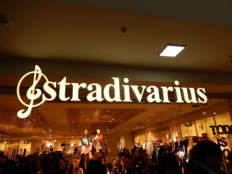 Sobrecamisas, blazers y otras prendas que Stradivarius tiene en rebajas