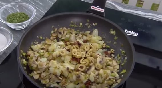 Para hacer el bechamel de las patatas rellenas de Arguiñano