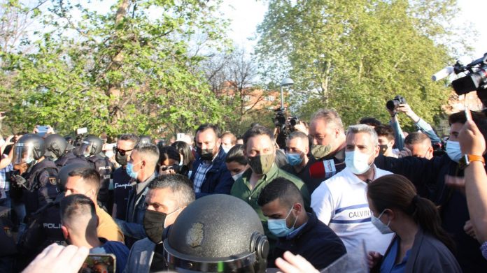 Santiago Abascal, custodiado por un séquito de guardaespaldas