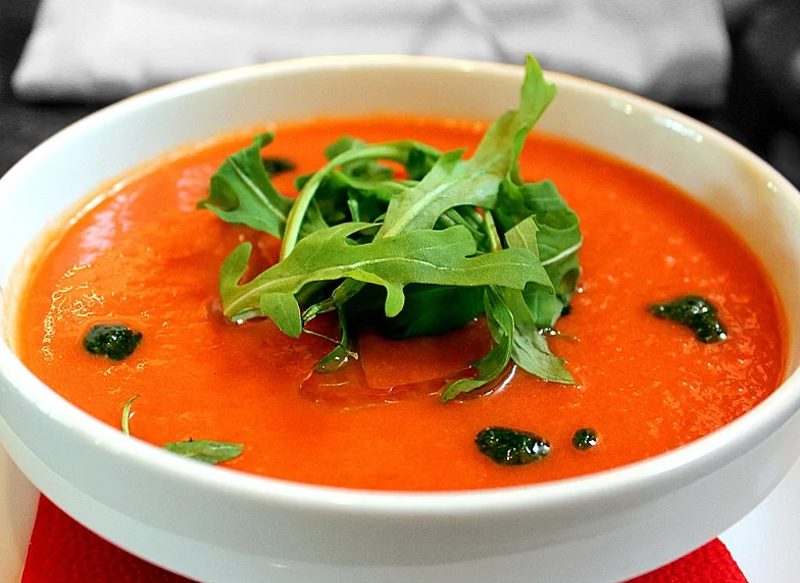 ¿EN QUÉ SE DIFERENCIAN EL GAZPACHO Y EL SALMOREJO?