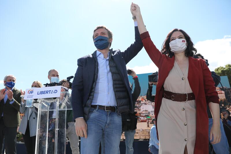 Ayuso resiste una campaña electoral polarizada y llega reforzada al cierre
