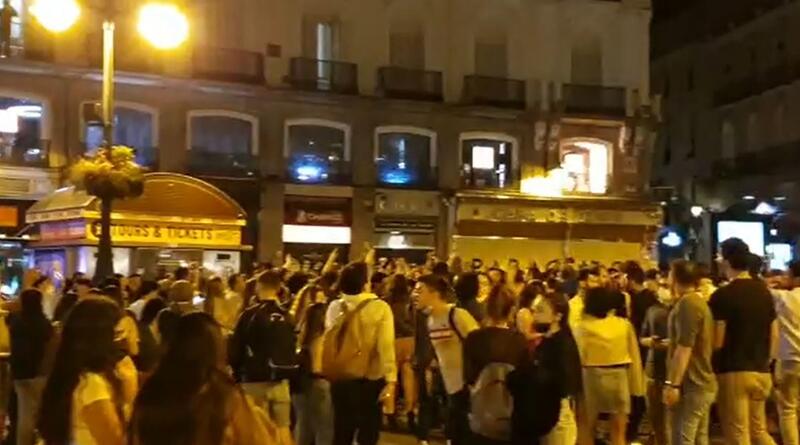 Miles de personas celebran en Madrid la primera noche sin estado de alarma