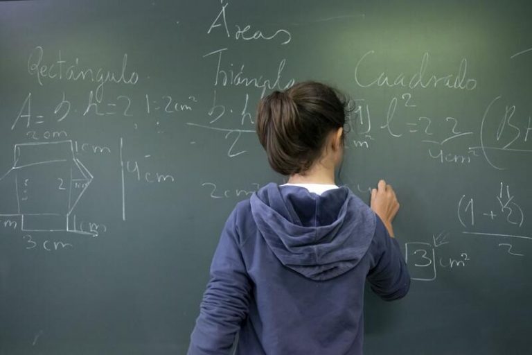 Las aulas cerradas en centros educativos gallegos suben a 33