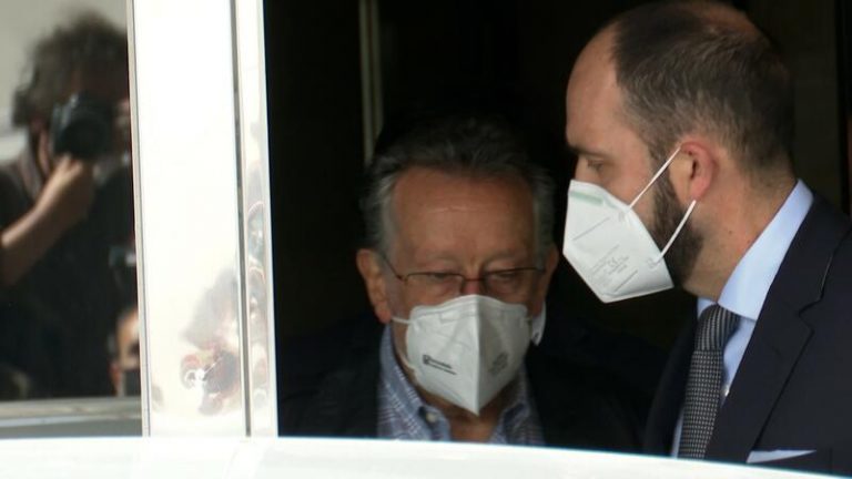 Alfonso Grau sale detenido de su casa tras más de ocho horas de registro por la operación Azud