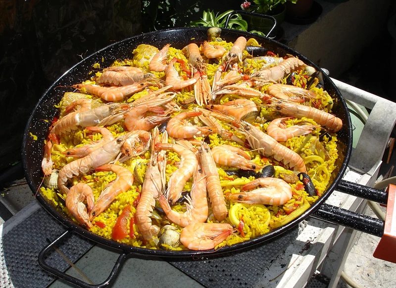 LA PAELLA, UN ICONO DE LA GASTRONOMÍA ESPAÑOLA