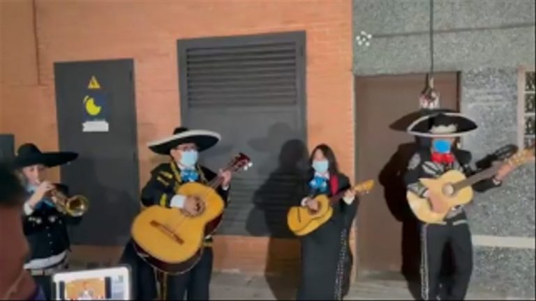 Unos mariachis visitan la sede de Podemos al ritmo de «Rata de dos patas»
