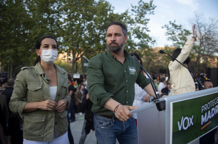Santiago Abascal, líder de Vox, celebra el Día de la Constitución ante Ferraz