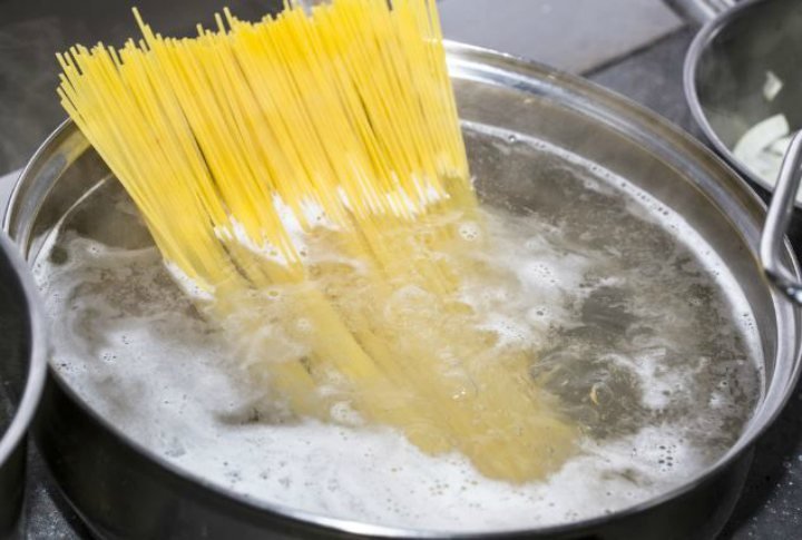 Cocer espaguetis en olla pequeña