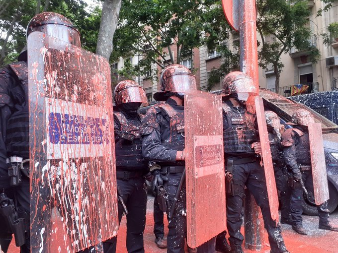 Mossos cubiertos de pintura tras el desahucio