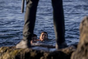 Un joven migrante muere en Ceuta tras una caida en el puerto Moncloa