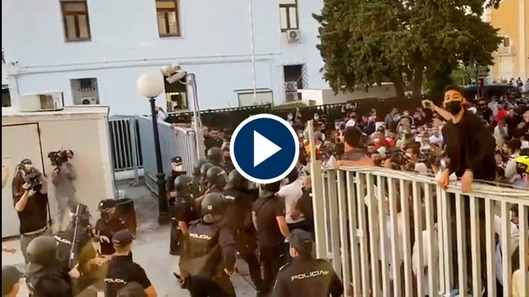 Gritos, porrazos e insultos: así han recibido a Santiago Abascal en Ceuta
