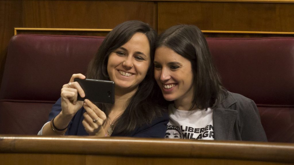 Irene Montero (dcha) e Ione Belarra (izda)