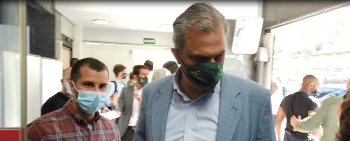 Ortega , en la entrada de la sede de Vox